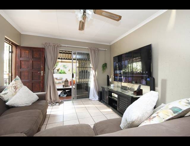 2 BEDROOM TOWNHOUSE FOR SALE IN THATCHFIELD